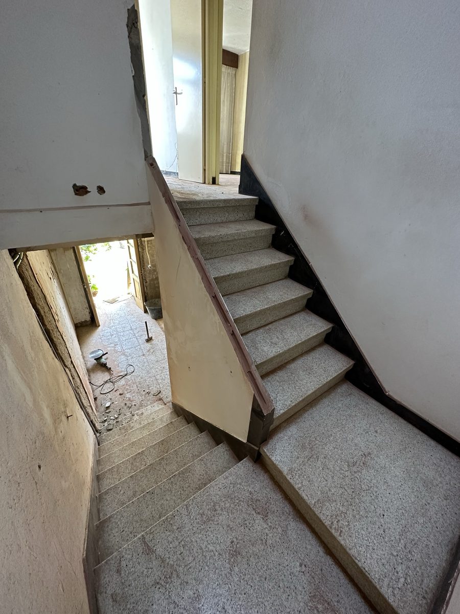 Escalera antes de la reforma en A Coruña